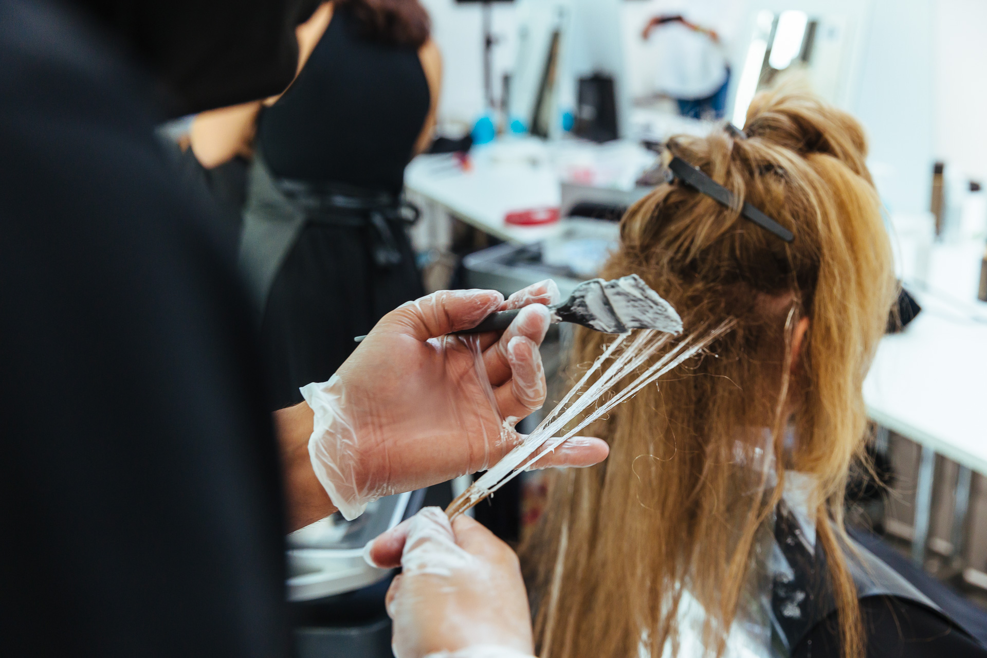 mit „Glossing“ und  „Glaze“ schimmert die Haarfarbe - auch zwischen den Colorationen beim Friseur